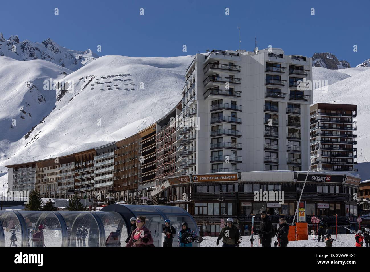 La 'unité touristique' di Raymond Pantz, costruita a metà degli anni '1960, per creare una sistemazione per la stazione sciistica appositamente costruita di Tignes, in Francia. Foto Stock