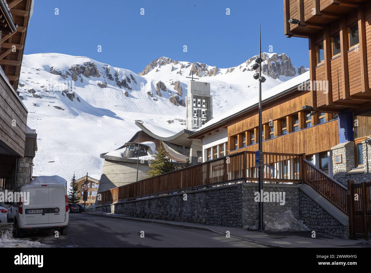 La chiesa della Trasfigurazione di Cristo della montagna di Raymond Pantz e la scuola elementare del villaggio sul Boucle du Rosset a Tignes, in Francia. Foto Stock