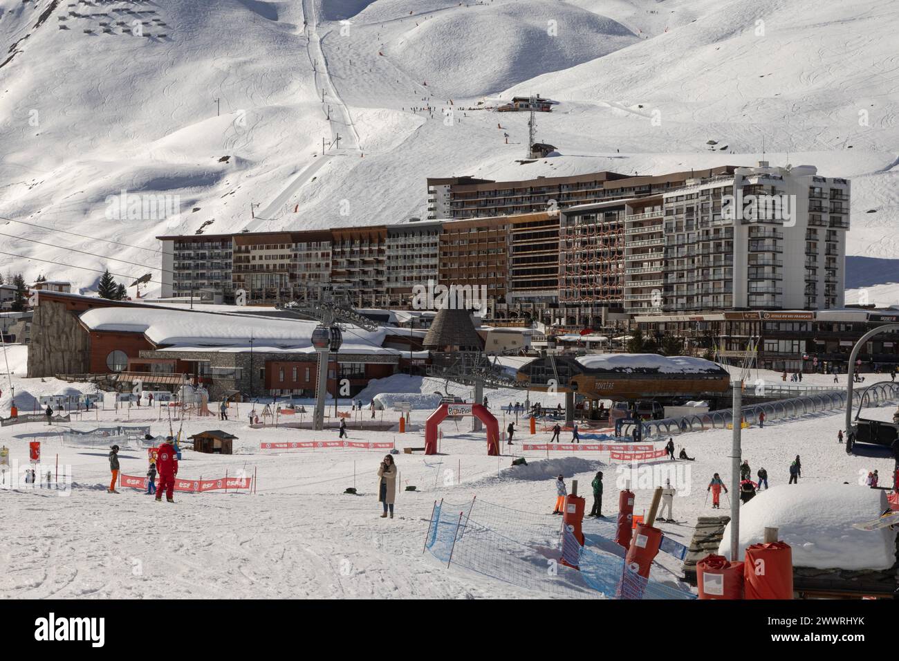 Tignes, Francia: Le due mezzalune di alloggi turistici costruiti a metà degli anni '1960 sono il cuore del quartiere Lac della stazione sciistica appositamente costruita. Foto Stock