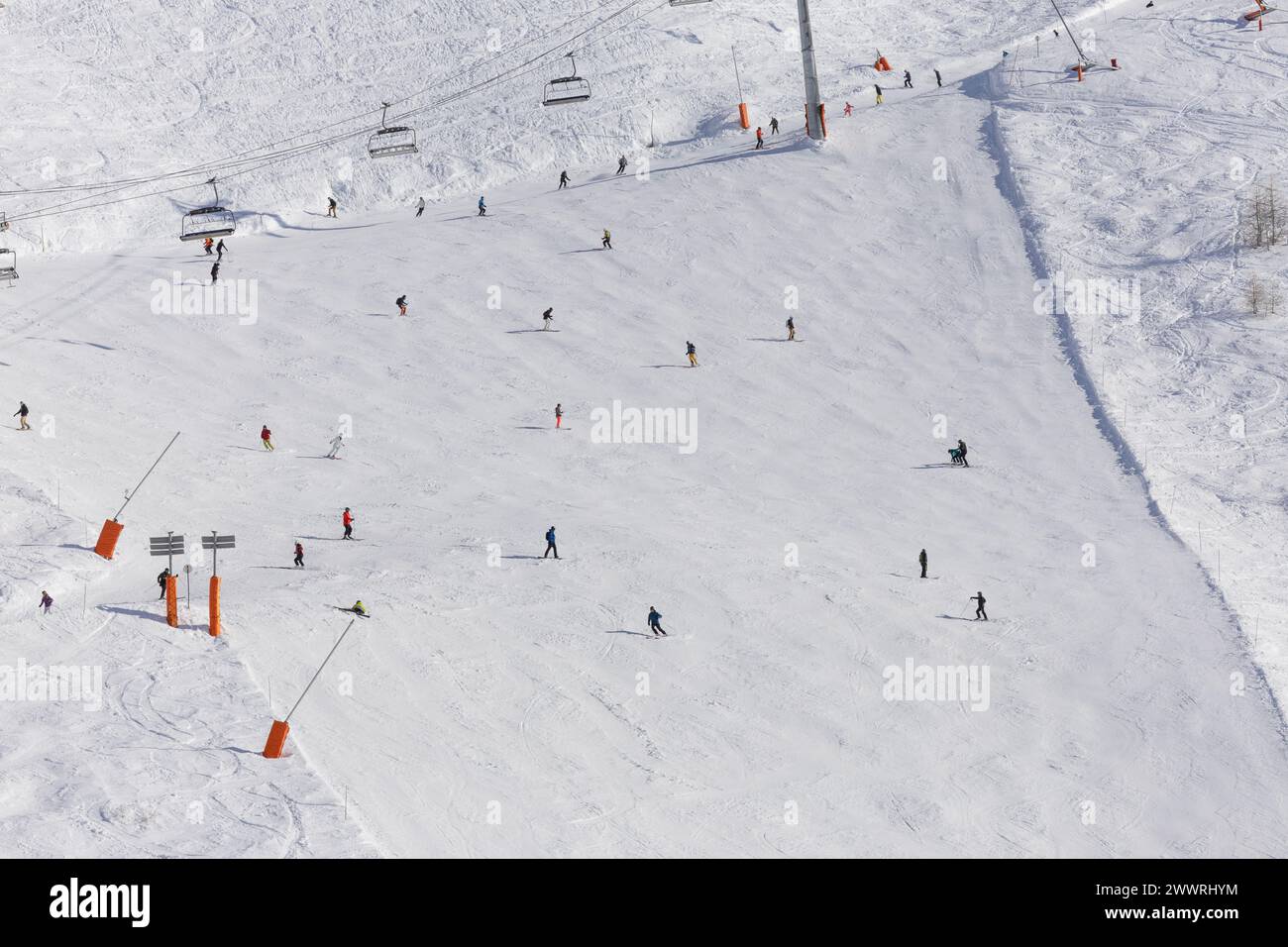 Sciatori e snowboarder sulla pista da sci Johan Clarey Black a Tignes, una località sciistica ad alta quota nelle Alpi francesi. Foto Stock