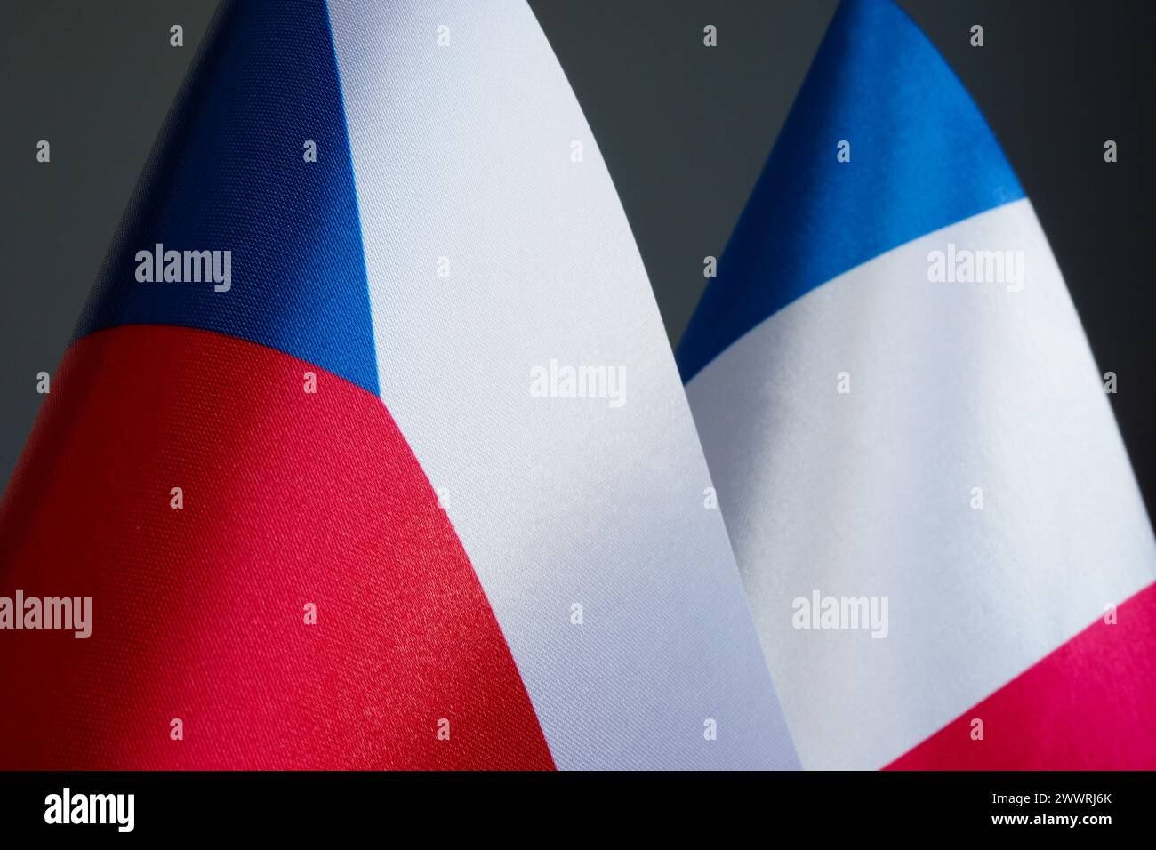 Primo piano delle bandiere della Repubblica ceca e della Francia. Foto Stock