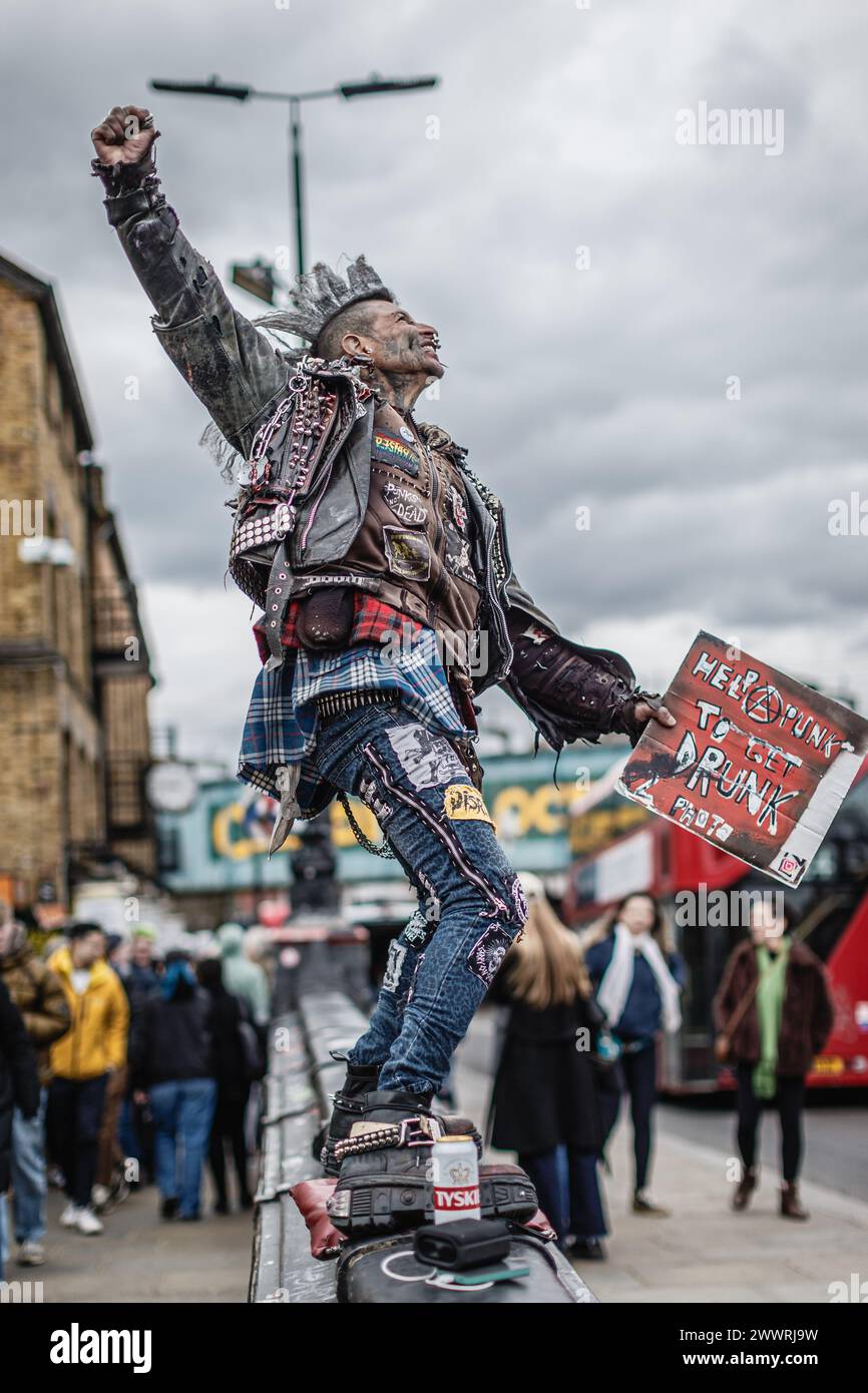 Posa iconica accanto al famoso punk sul ponte di Camden a Londra. Foto Stock