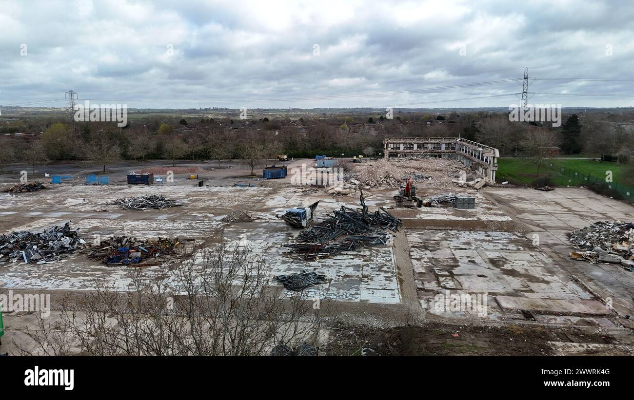 Un gruppo eterogeneo di individui si riunì intorno a un campo disseminato Foto Stock