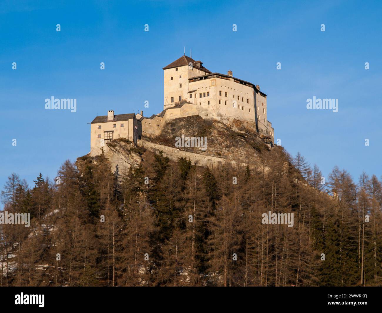 Castello di Tarasp - castello fortificato di montagna nelle Alpi svizzere, Engadin, Svizzera. Foto Stock