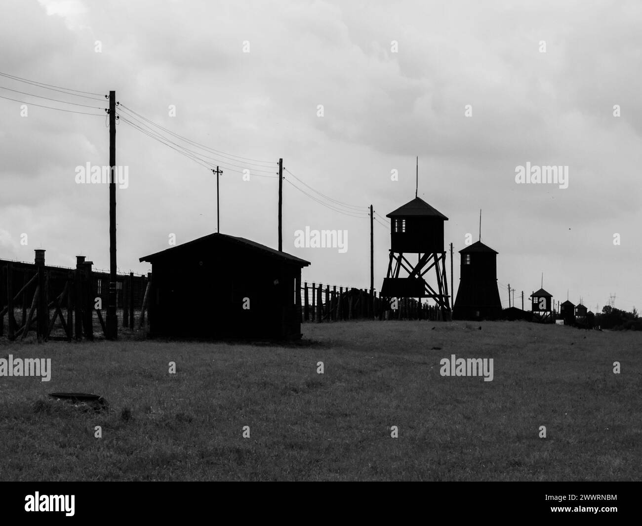 Sagome della torre del campo di concentramento di Majdanek (Polonia). In bianco e nero. Foto Stock