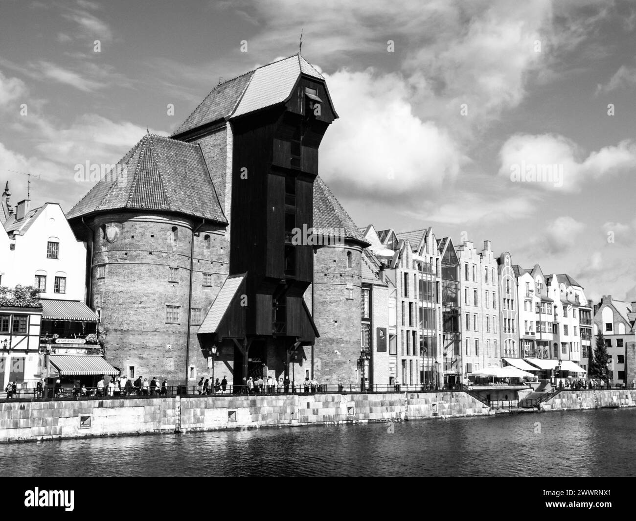 La gru medievale sul fiume Motlawa nella città vecchia di Danzica, in Polonia. Immagine in bianco e nero. Foto Stock