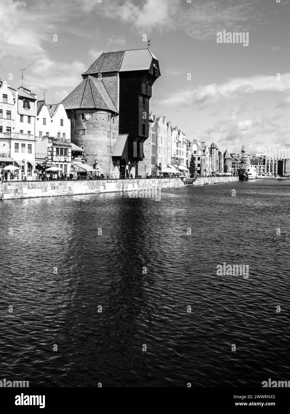 La gru medievale sul fiume Motlawa nella città vecchia di Danzica, in Polonia. Immagine in bianco e nero. Foto Stock