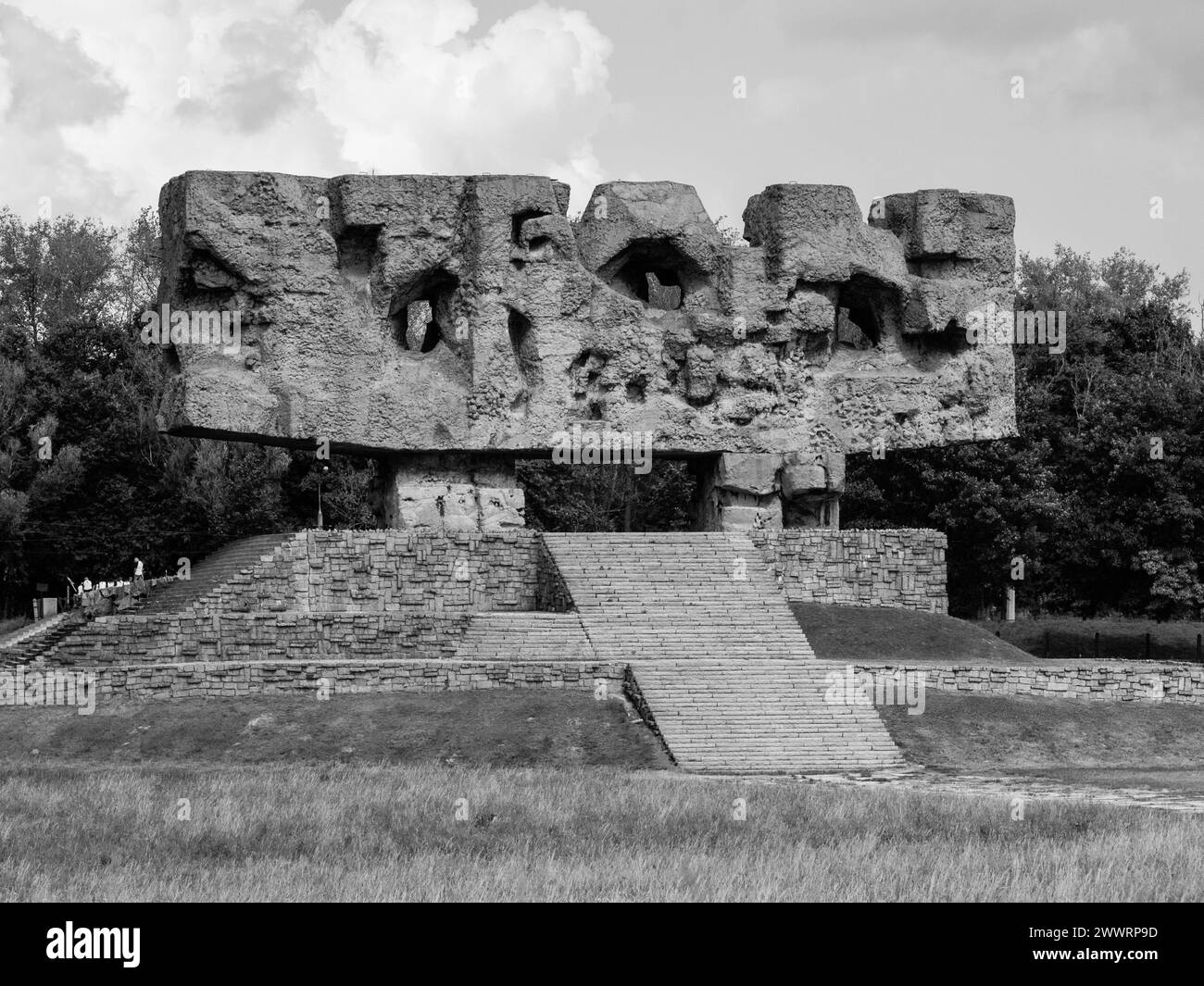 Monumento di lotta e martirio con scalinata nel campo di concentramento nazista Majdanek (Polonia). In bianco e nero. Foto Stock