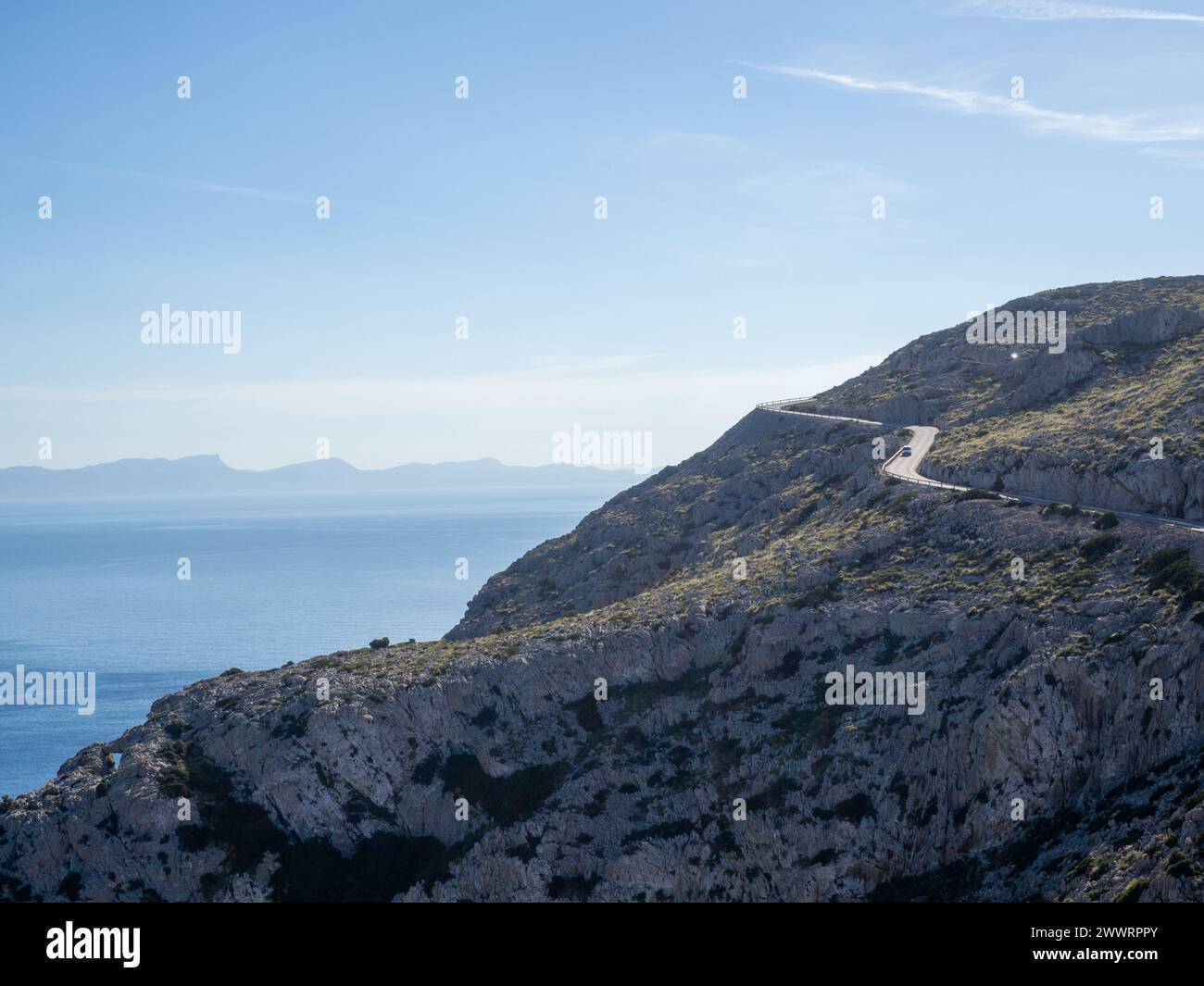 Una strada costiera panoramica lungo la scogliera che si affaccia sull'acqua, Mallorca, Spagna Foto Stock