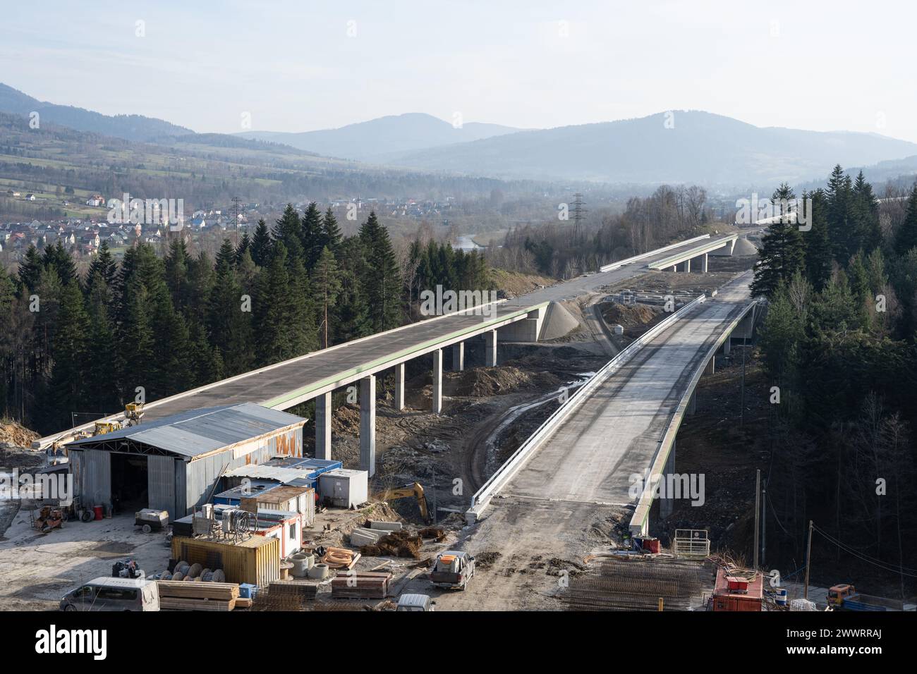 Una superstrada in costruzione con vista sulle montagne Foto Stock