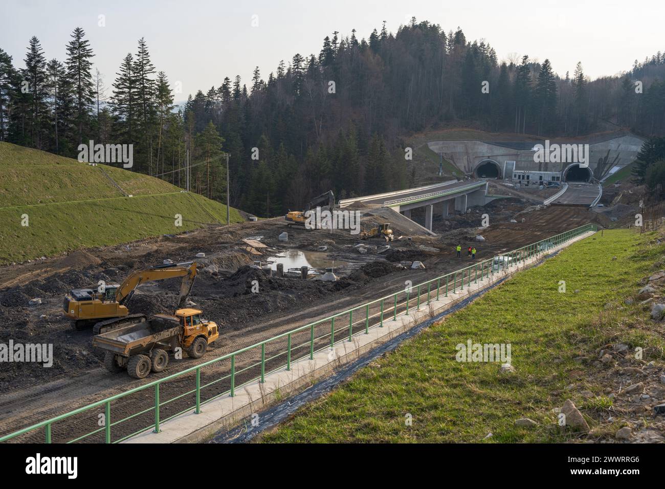 Costruzione di una superstrada all'ingresso di gallerie scavate nella montagna Foto Stock