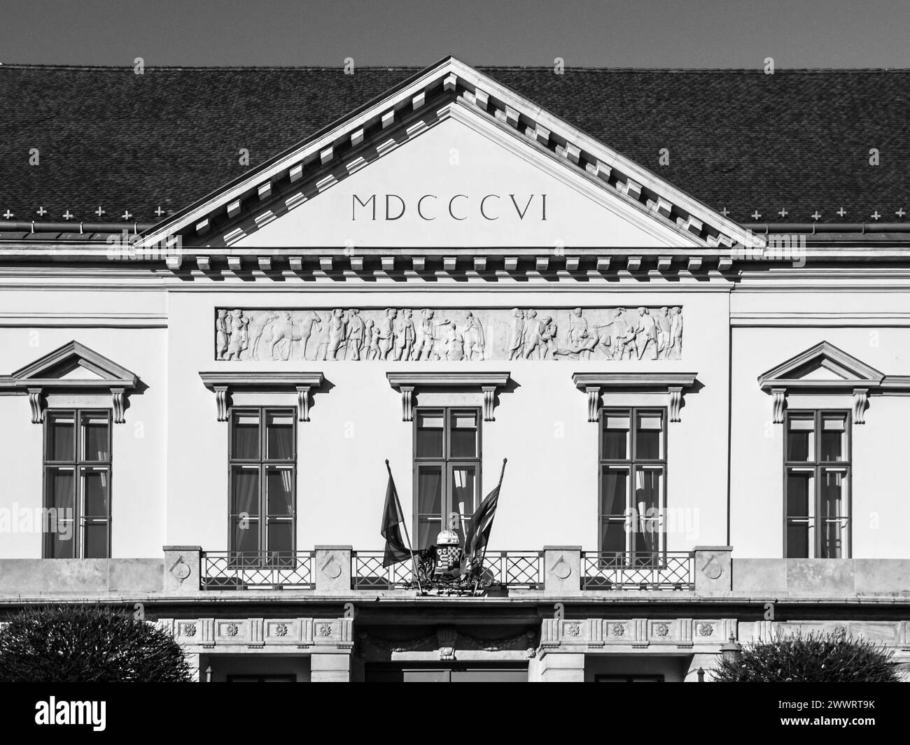 Palazzo di sabbia, noto anche come Palazzo di Alessandro, vicino al Castello di Buda a Budapest, Ungheria, Europa. Vista dettagliata del timpano con numero romano anno 1806. Immagine in bianco e nero. Foto Stock