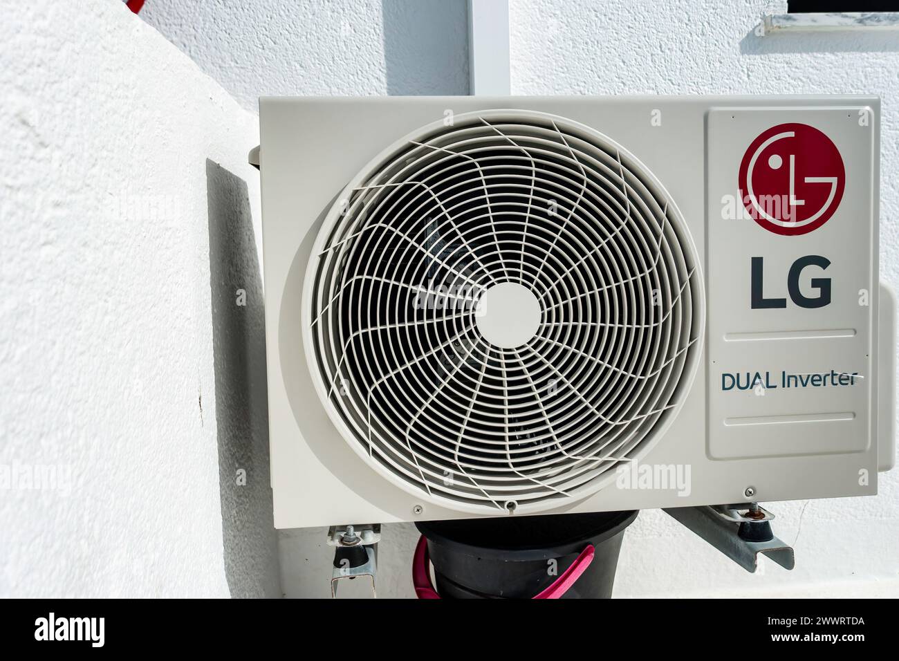 Unità di climatizzazione a doppio invertitore LG montata a parete in un giorno luminoso Foto Stock