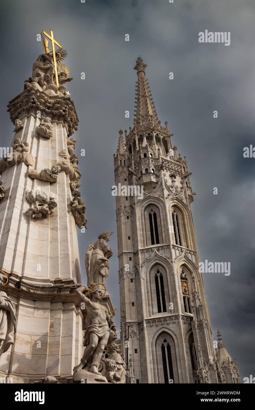 Famosa chiesa storica di Mattia a Budapest, Ungheria, un punto di riferimento da non perdere. Architettura gotica e decorativa in potente stile cattolico Foto Stock