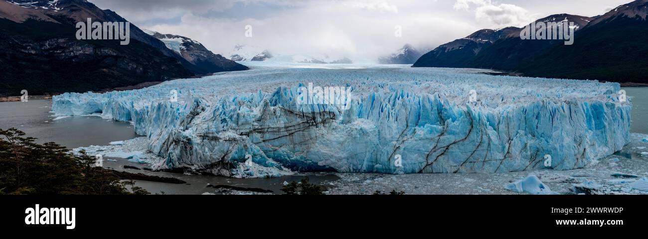 Un'immagine panoramica del ghiacciaio Perito Moreno, Parco Nazionale Los Glaciares, Provincia di Santa Cruz, Patagonia, Argentina. Foto Stock