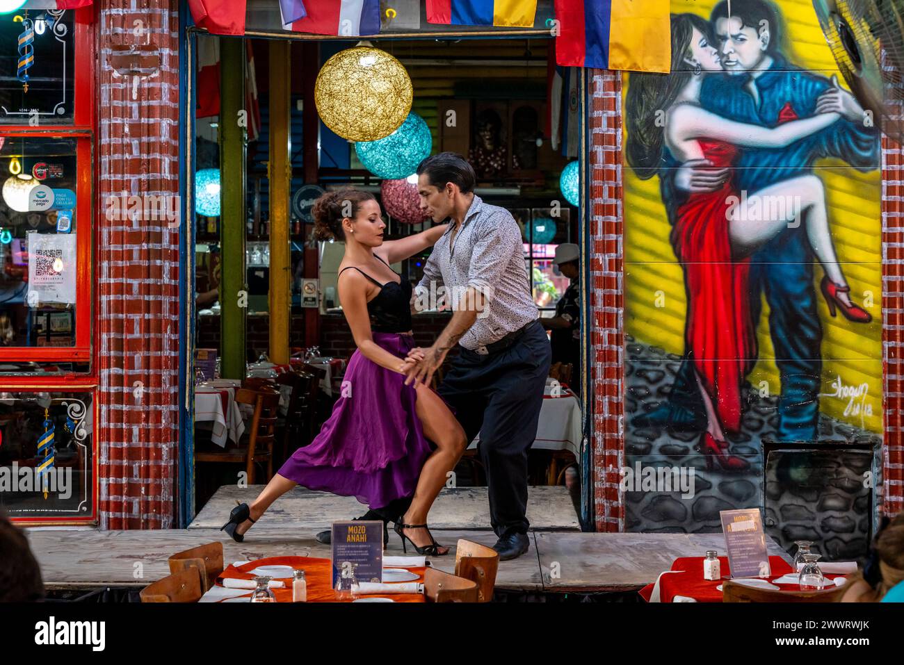 Ballerini di Tango che si esibiscono sulla terrazza di Un ristorante, quartiere la Boca, Buenos Aires, Argentina. Foto Stock
