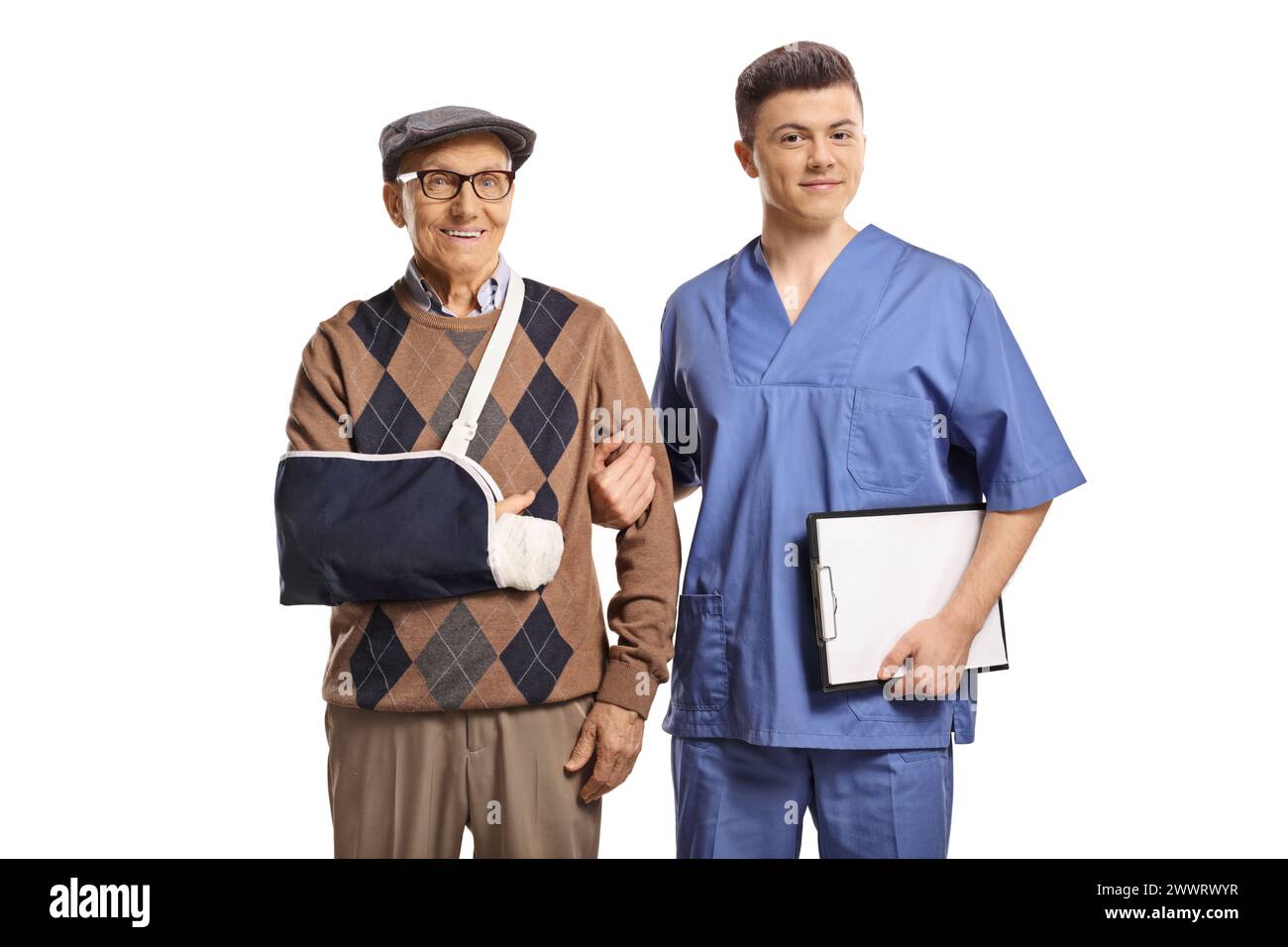 Operatore sanitario e paziente anziano con un braccio rotto isolato su sfondo bianco Foto Stock