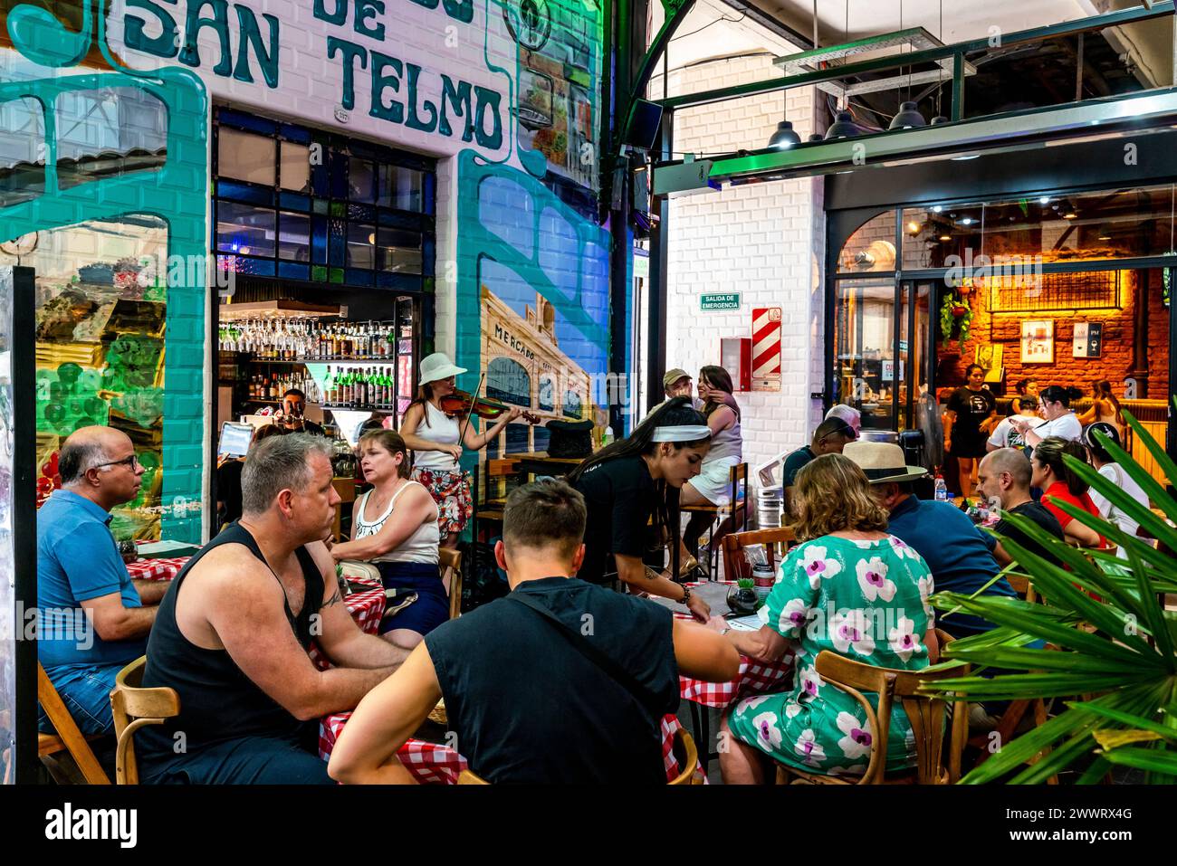 Persone sedute a mangiare in Un caffè nel mercato interno di San Telmo (Mercado de San Telmo), Buenos Aires, Argentina. Foto Stock Persone sedute a mangiare in Un caffè nel mercato interno di San Telmo (Mercado de San Telmo), Buenos Aires, Argentina. Foto Stock