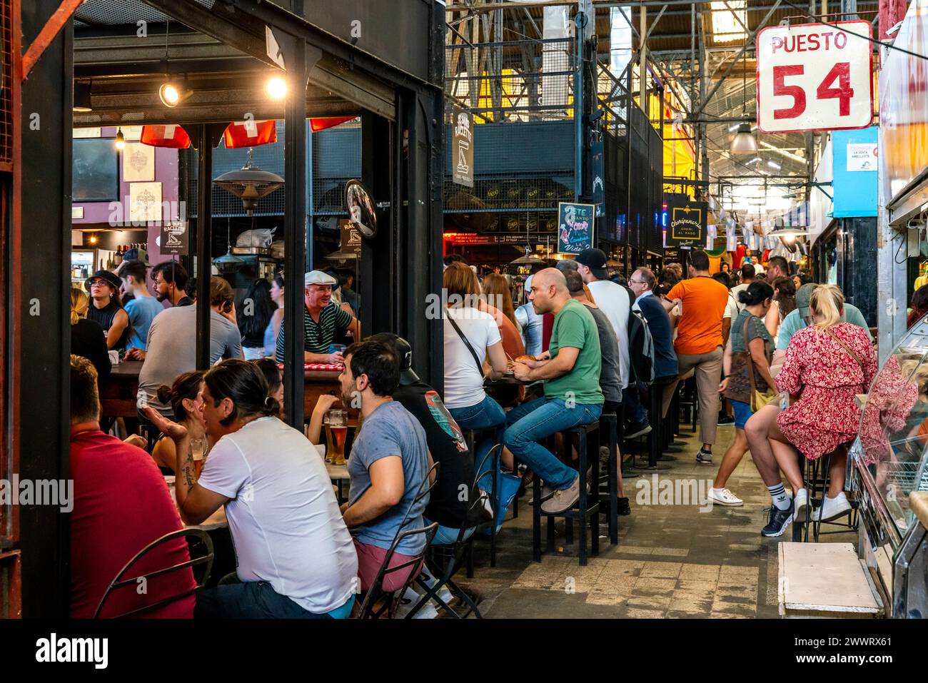 Persone sedute a mangiare in Un caffè nel mercato interno di San Telmo (Mercado de San Telmo), Buenos Aires, Argentina. Foto Stock Persone sedute a mangiare in Un caffè nel mercato interno di San Telmo (Mercado de San Telmo), Buenos Aires, Argentina. Foto Stock