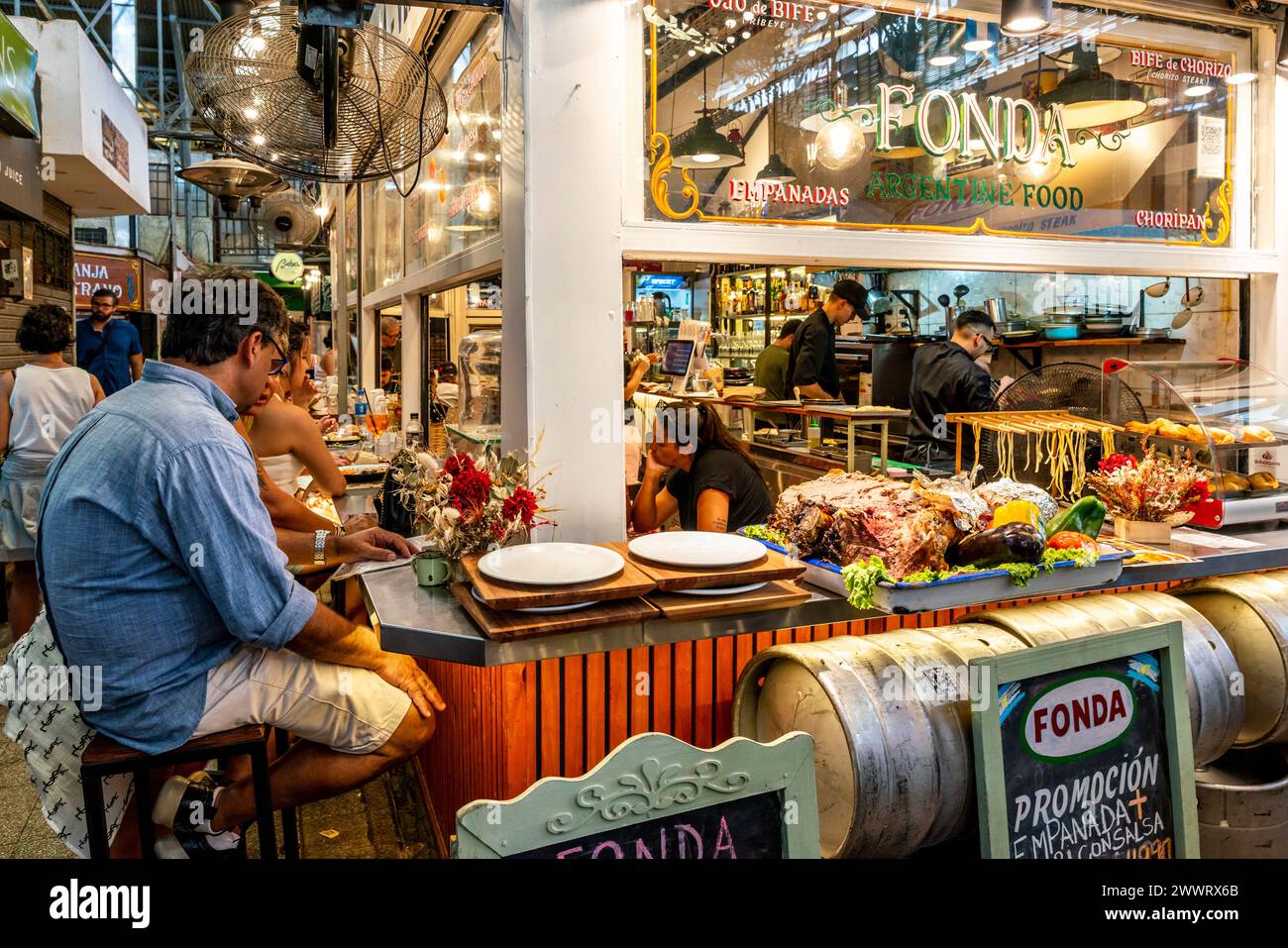 Persone sedute in Un caffè nel mercato interno di San Telmo (Mercado de San Telmo), Buenos Aires, Argentina. Foto Stock