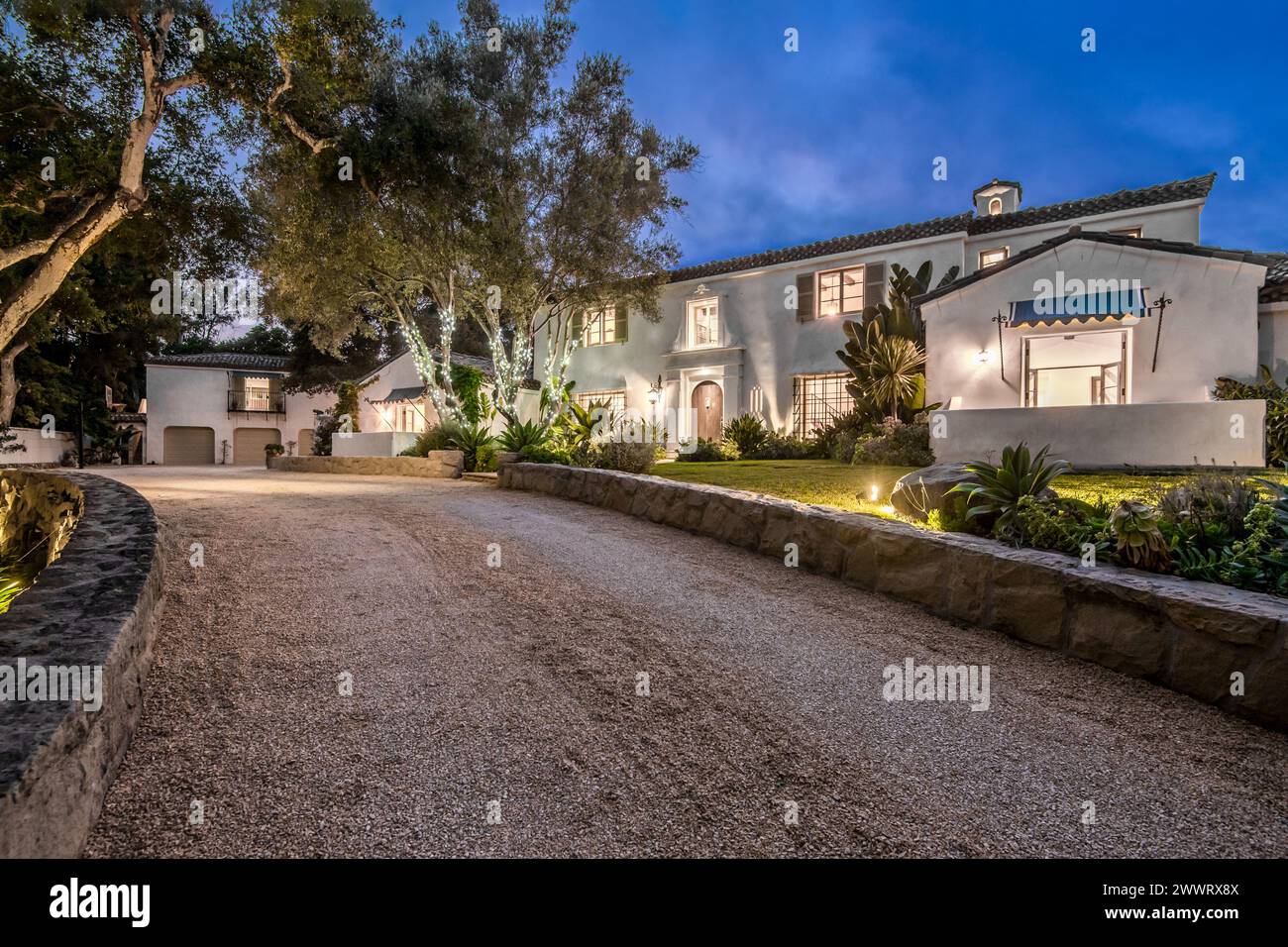 Una residenza elegante e contemporanea catturata di notte Foto Stock