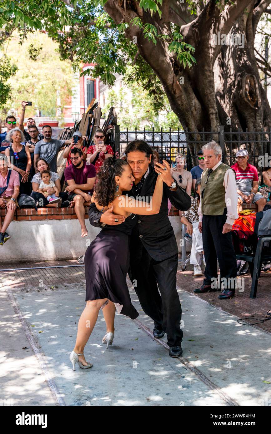 Uno spettacolo di danza di Tango in Plaza Dorrego, quartiere di San Telmo, Buenos Aires, Argentina. Foto Stock