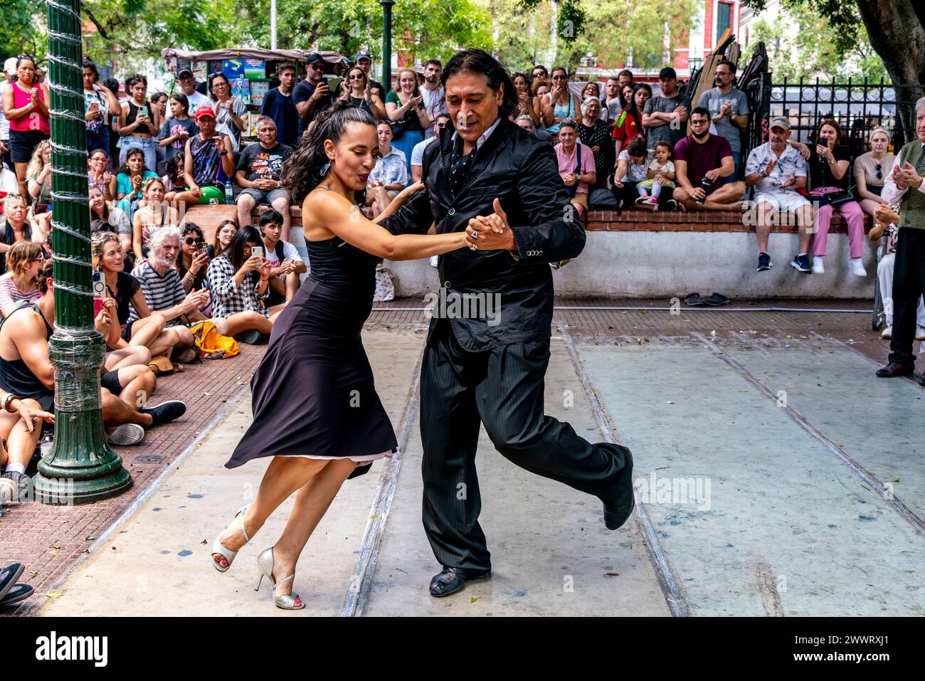 Uno spettacolo di danza di Tango in Plaza Dorrego, quartiere di San Telmo, Buenos Aires, Argentina. Foto Stock