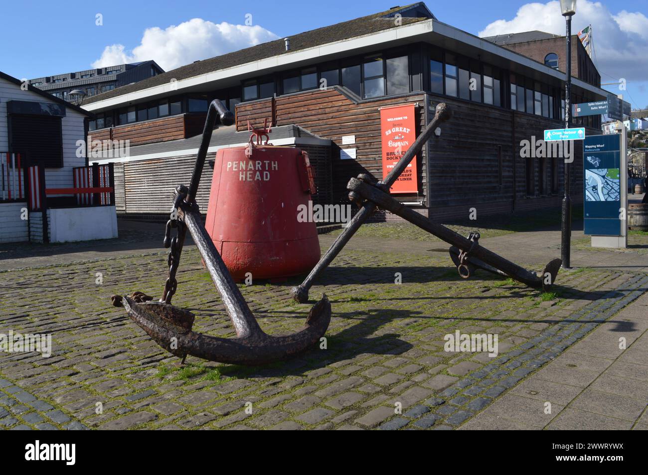 Ancore e una boa nel porto di Bristol. 26 febbraio 2024. Foto Stock