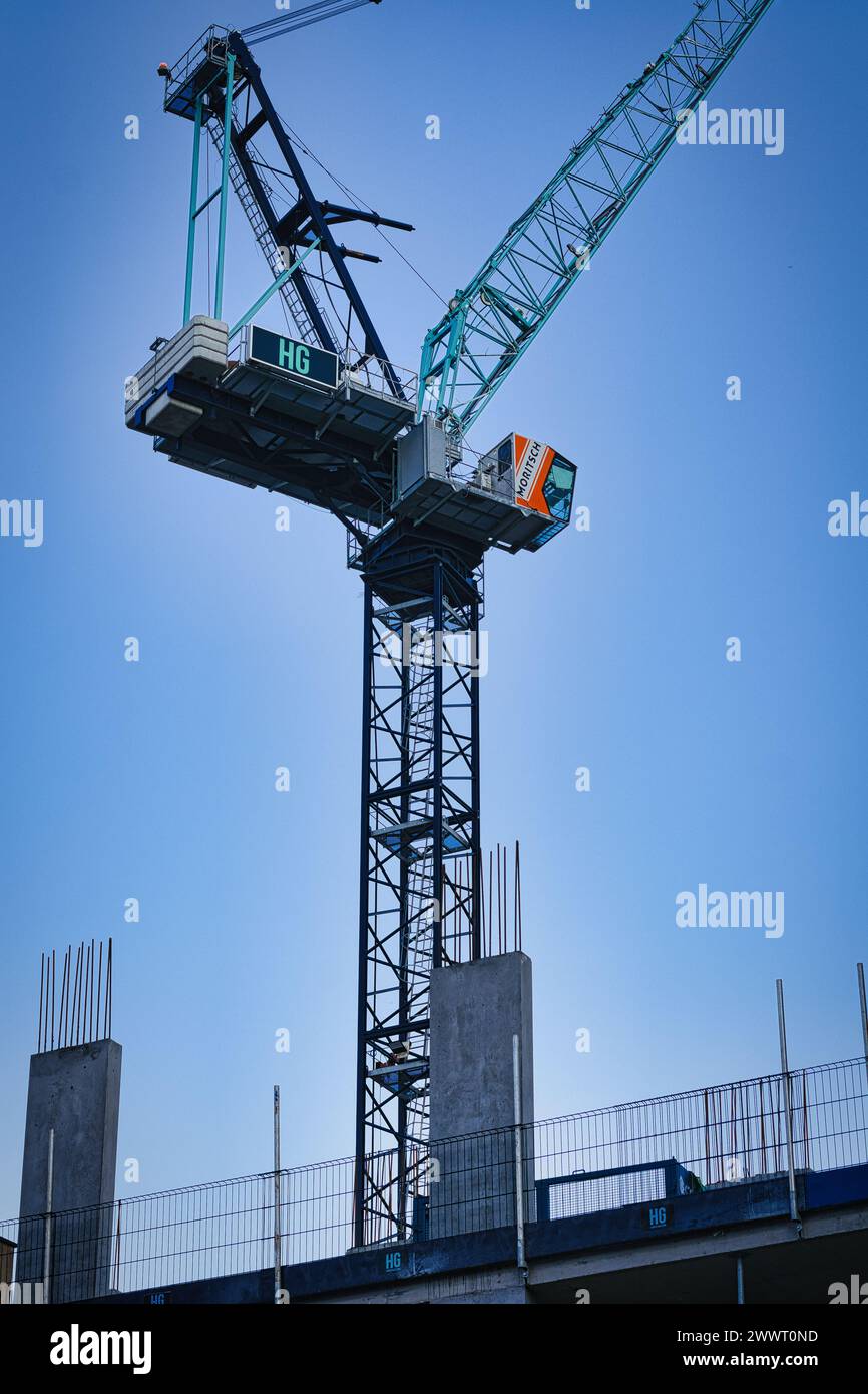 Imponente gru da costruzione contro un cielo azzurro, simbolo dello sviluppo urbano e della crescita industriale a Leeds, Regno Unito. Foto Stock