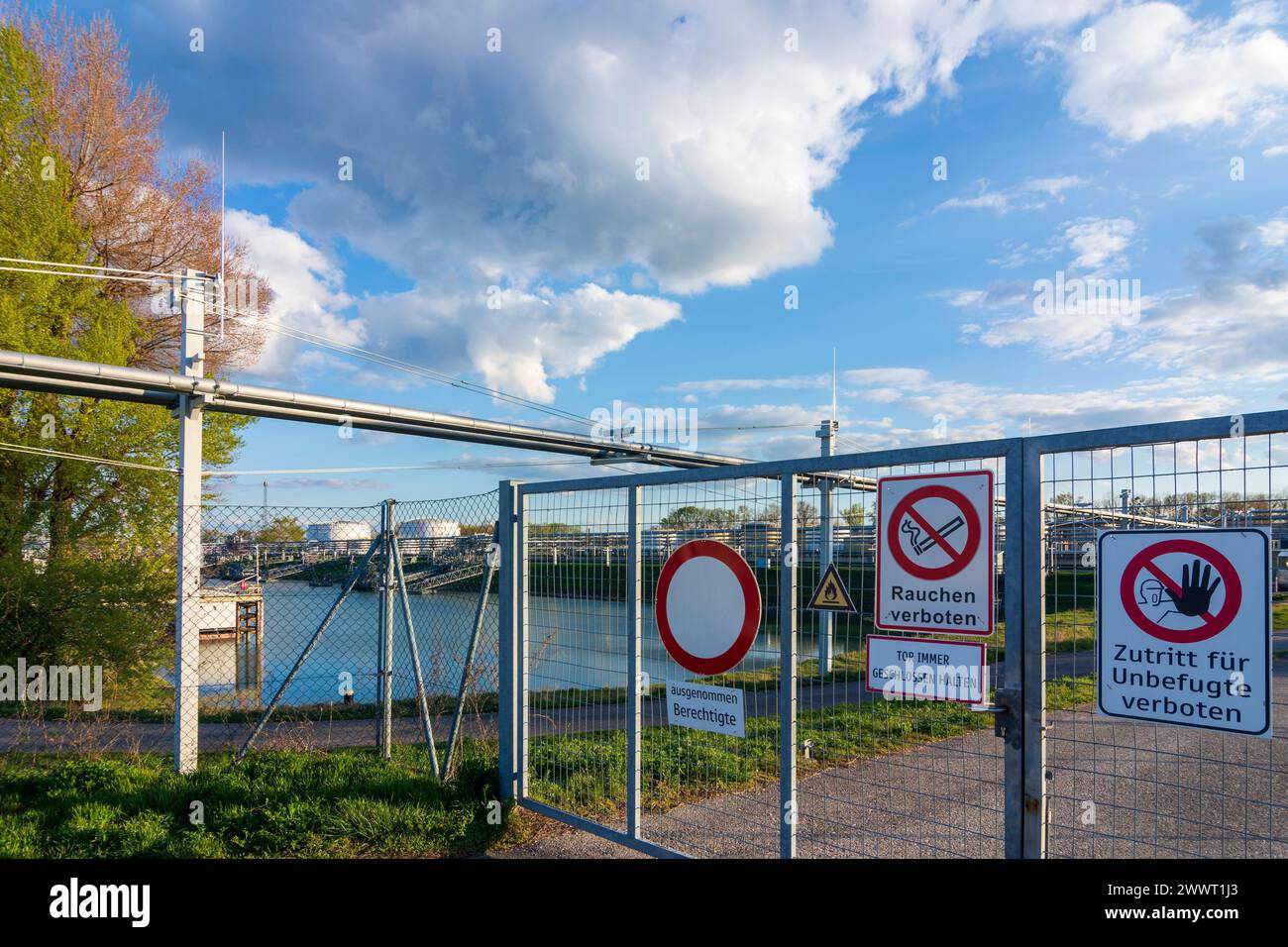 Porto petrolifero dell'azienda petrolifera centrale Lobau Vienna 22. Donaustadt Wien Austria Foto Stock