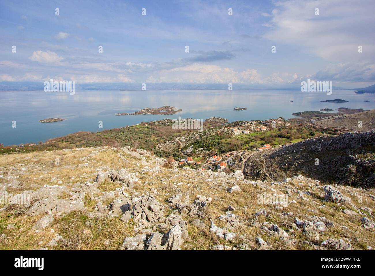 Villaggio Donji Murici sulla costa del lago Skadar in Montenegro Foto Stock