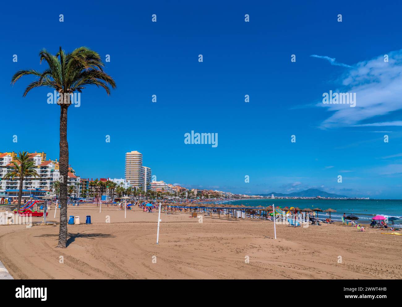 Spiaggia di Peniscola in Spagna con rete di pallavolo Costa del Azahar in località turistica estiva Foto Stock