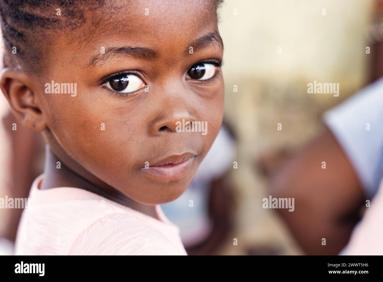 giovane ragazza africana single con trecce alla testa, vita da villaggio in una zona remota Foto Stock