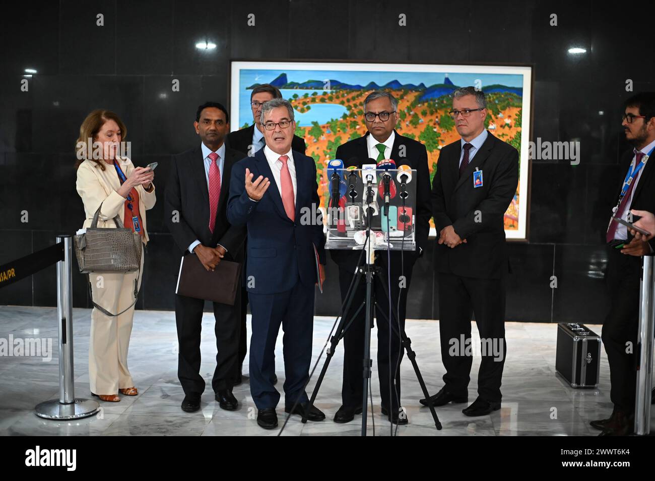 Brasília, DF - 25.03.2024: LULA RECEBE NATARAJAN CHANDRASEKARAN - questo lunedì (25) il presidente Luiz Inácio Lula da Silva riceve a Palácio do Planalto il Tycoon indiano e presidente del Consiglio di amministrazione di Tata Sons, Natarajan Chandrasekaran e Jorge Viana presidente di Apex. (Foto: Ton Molina/Fotoarena) Foto Stock