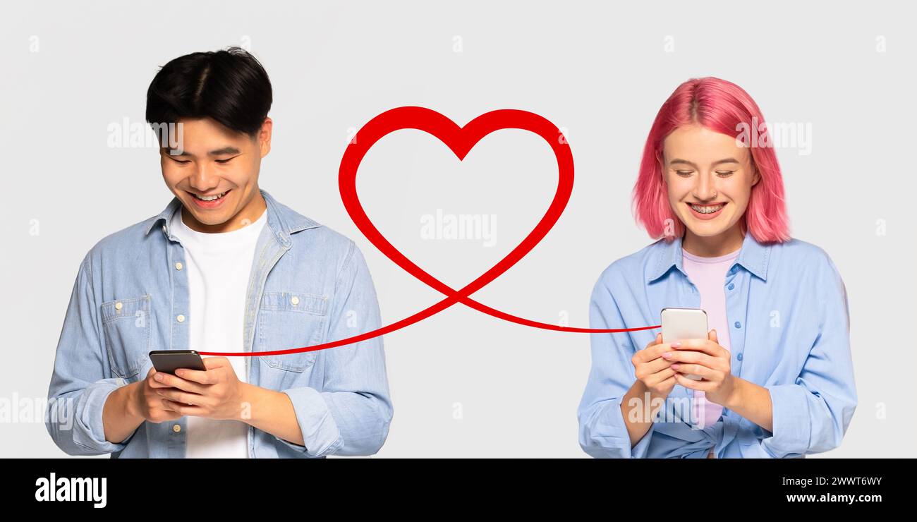 Un giovane uomo con una camicia in denim e una donna con i capelli rosa, entrambi sorridenti al telefono Foto Stock