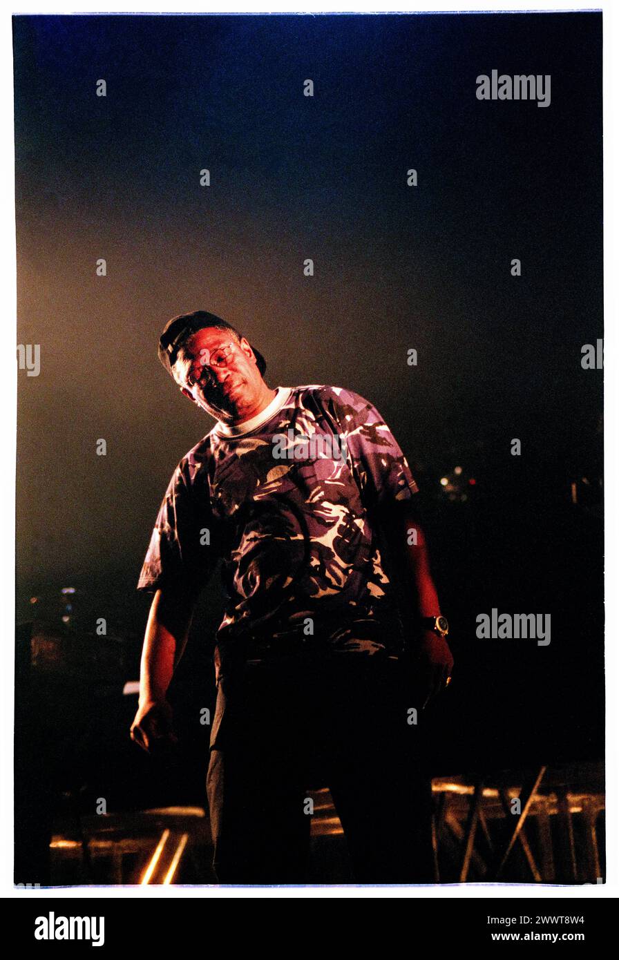 MASSIVE ATTACK, MEZZANINE TOUR, 1998: La leggenda reggae Horace Andy, cantante ospite dei Massive Attack alla Cardiff International Arena CIA di Cardiff, Galles, Regno Unito, il 7 dicembre 1998. La band è in tour con il loro terzo album "Mezzanine". Fotografia: Rob Watkins. INFO: Massive Attack, un collettivo di trip-hop britannico formato a Bristol nel 1988, ha ridefinito la musica elettronica con i loro paesaggi sonori atmosferici e i testi socialmente consapevoli. Il loro stile che sfidava il genere fu un'influenza mondiale sulla scena musicale. Foto Stock