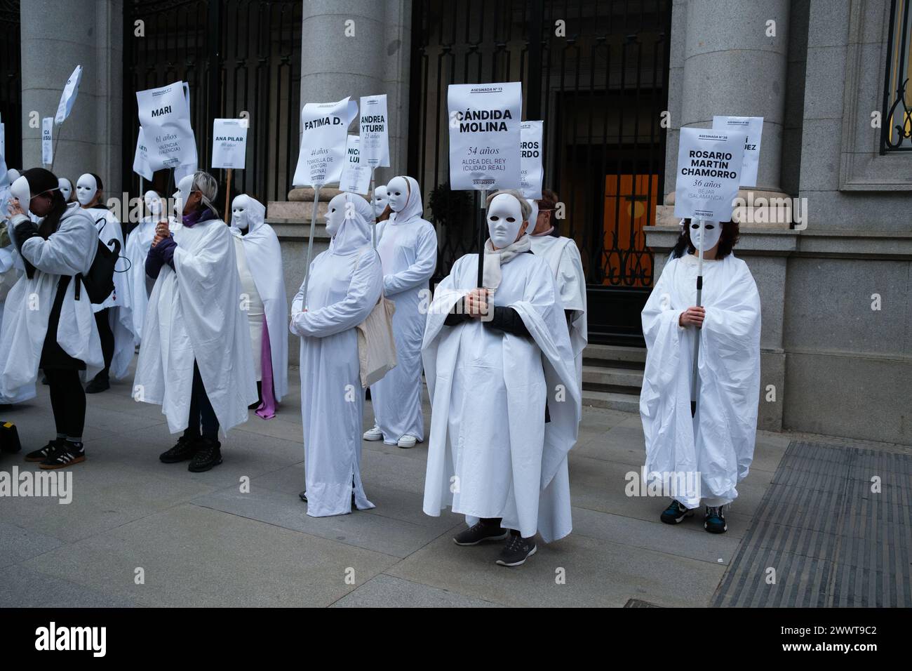 Gruppi femministi si radunano per gli ultimi omicidi di macho, a Puerta del Sol a Madrid, il 25 marzo 2024 a Madrid, Spagna. Il Ministero dell'uguaglianza ha conf Foto Stock