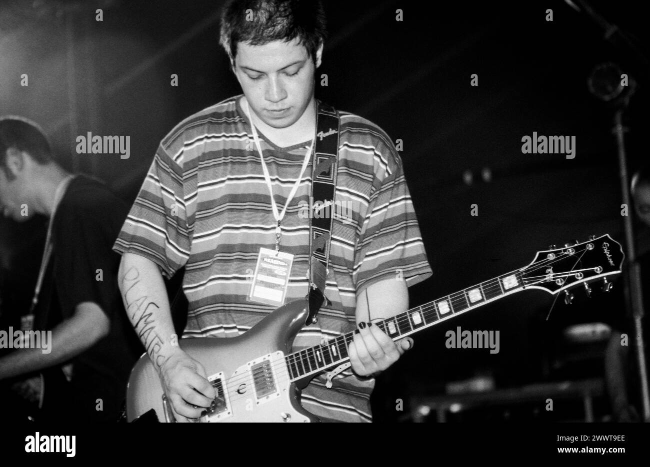 MOGWAI, ALL'INIZIO DELLA CARRIERA, CONCERTO del 1997: Un giovane Stuart Braithwaite di Mogwai che suonava al Reading Festival, Reading, Regno Unito, il 24 agosto 1997. Foto: Rob Watkins. INFO: I Mogwai, un gruppo post-rock scozzese formatosi nel 1995, incantano gli ascoltatori con i loro ampi paesaggi sonori e gli strumenti emozionali. Noti per le loro composizioni dinamiche e le potenti esibizioni dal vivo, la loro musica evoca una serie di emozioni, dall'introspezione all'euforia. Foto Stock