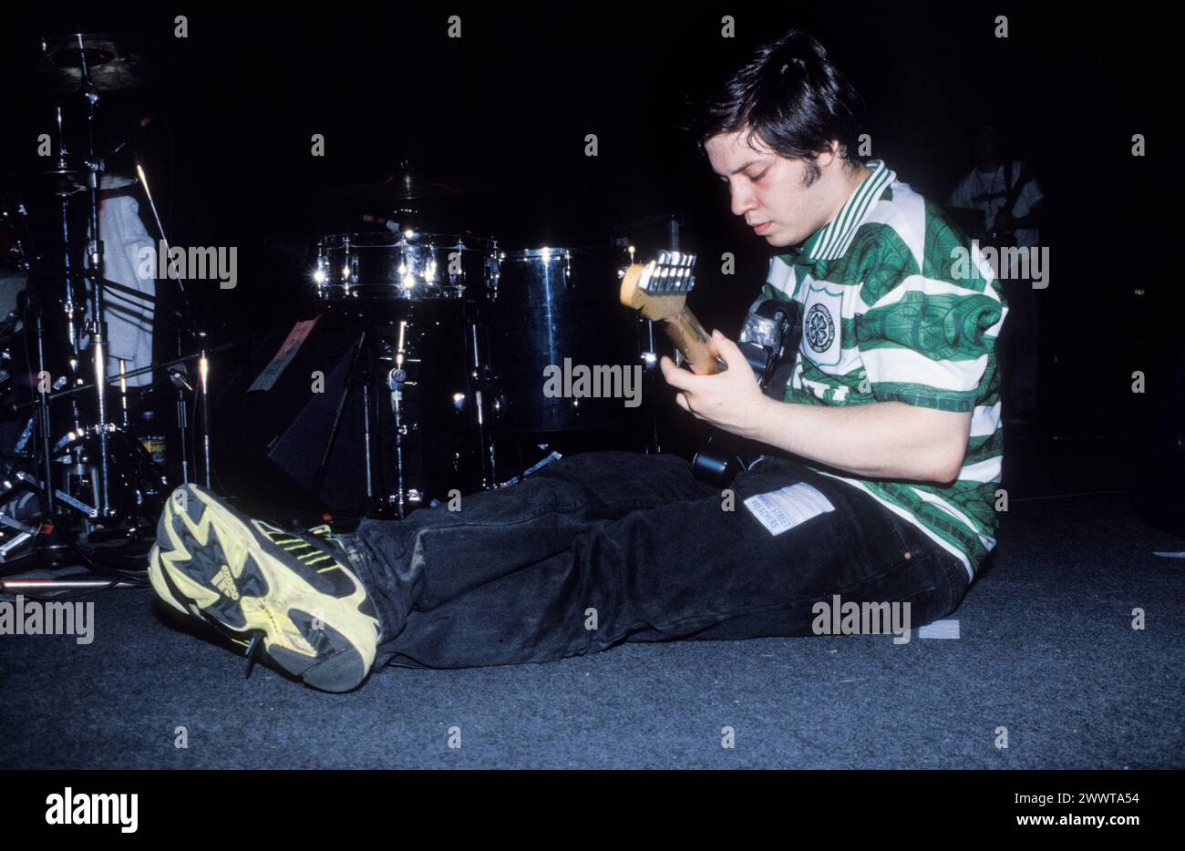MOGWAI, ALL'INIZIO DELLA CARRIERA, CONCERTO: Un giovane Stuart Braithwaite di Mogwai che suonava come supporto ai Manic Street Preachers all'Afan Lido, Port Talbot, Galles, Regno Unito il 20 settembre 1998. Foto: Rob Watkins. INFO: I Mogwai, un gruppo post-rock scozzese formatosi nel 1995, incantano gli ascoltatori con i loro ampi paesaggi sonori e gli strumenti emozionali. Noti per le loro composizioni dinamiche e le potenti esibizioni dal vivo, la loro musica evoca una serie di emozioni, dall'introspezione all'euforia. Foto Stock