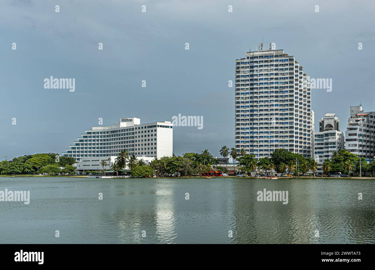 Cartagena, Colombia - 25 luglio 2023: Centro di Bocagrande. Hotel Hilton sul lato sud di El Laguito laguna con acqua verde e altri appartamenti alti Foto Stock