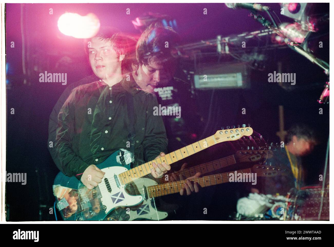 MOGWAI, ALL'INIZIO DELLA CARRIERA, CONCERTO del 1998: Un giovane Stuart Braithwaite di Mogwai che suonava al Reading Festival, Reading, Regno Unito, il 28 agosto 1998. Foto: Rob Watkins. INFO: I Mogwai, un gruppo post-rock scozzese formatosi nel 1995, incantano gli ascoltatori con i loro ampi paesaggi sonori e gli strumenti emozionali. Noti per le loro composizioni dinamiche e le potenti esibizioni dal vivo, la loro musica evoca una serie di emozioni, dall'introspezione all'euforia. Foto Stock