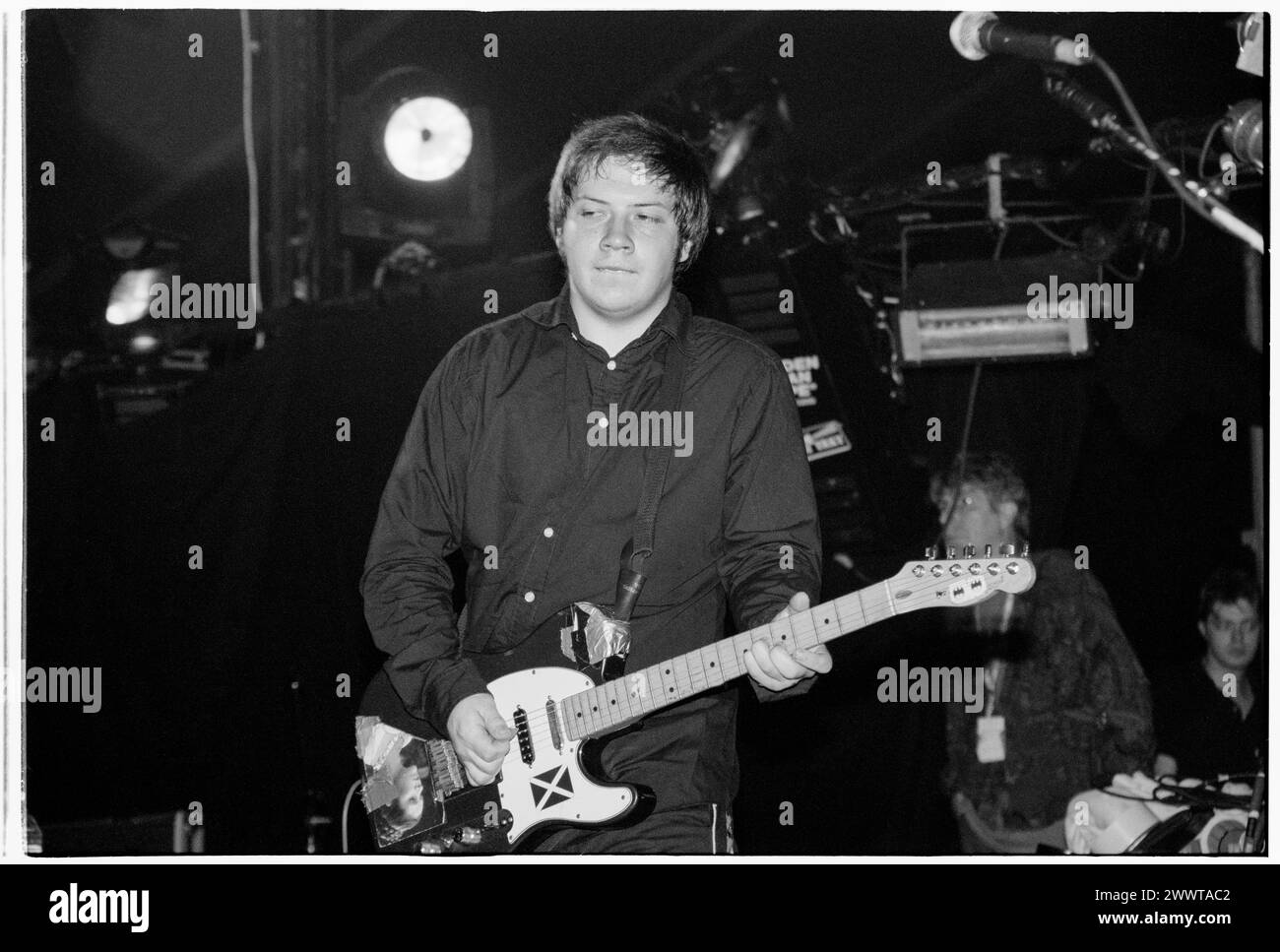 MOGWAI, ALL'INIZIO DELLA CARRIERA, CONCERTO del 1998: Un giovane Stuart Braithwaite di Mogwai che suonava al Reading Festival, Reading, Regno Unito, il 28 agosto 1998. Foto: Rob Watkins. INFO: I Mogwai, un gruppo post-rock scozzese formatosi nel 1995, incantano gli ascoltatori con i loro ampi paesaggi sonori e gli strumenti emozionali. Noti per le loro composizioni dinamiche e le potenti esibizioni dal vivo, la loro musica evoca una serie di emozioni, dall'introspezione all'euforia. Foto Stock