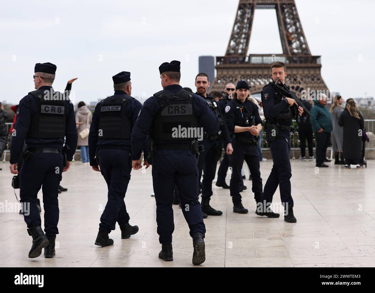 Parigi, Francia. 25 marzo 2024. I poliziotti lavorano vicino alla Torre Eiffel a Parigi, in Francia, il 25 marzo 2024. Il governo francese ha deciso domenica di portare il sistema di allarme di sicurezza nazionale Vigipirate al suo massimo livello per affrontare la potenziale minaccia che il paese sta affrontando dopo l'attacco terroristico mortale di venerdì nella capitale russa Mosca. Crediti: Gao Jing/Xinhua/Alamy Live News Foto Stock