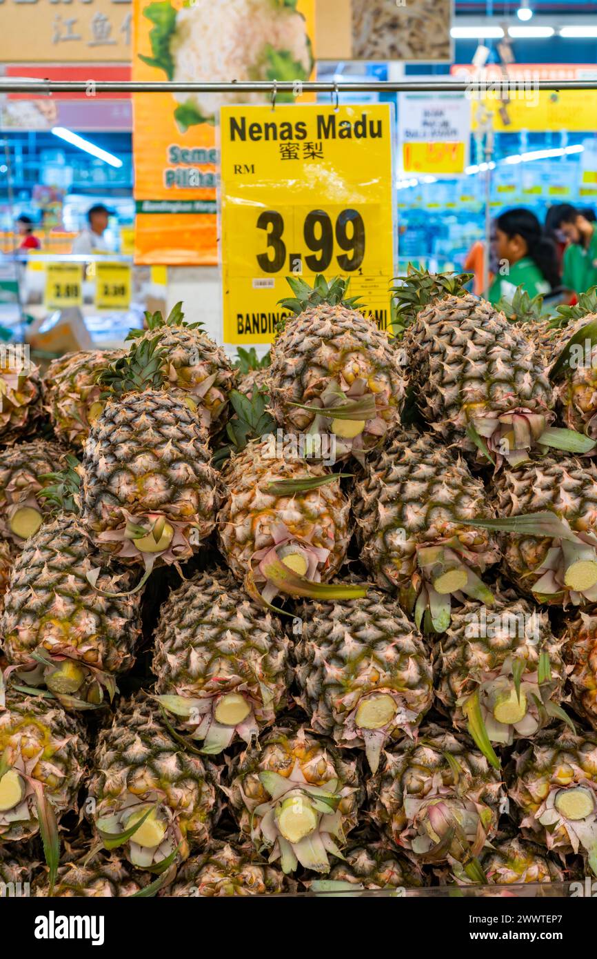 Econsave, Kampar, Perak - 26 marzo 2024: Ananas miele fresco al supermercato Econsave. Dolce da mangiare Foto Stock
