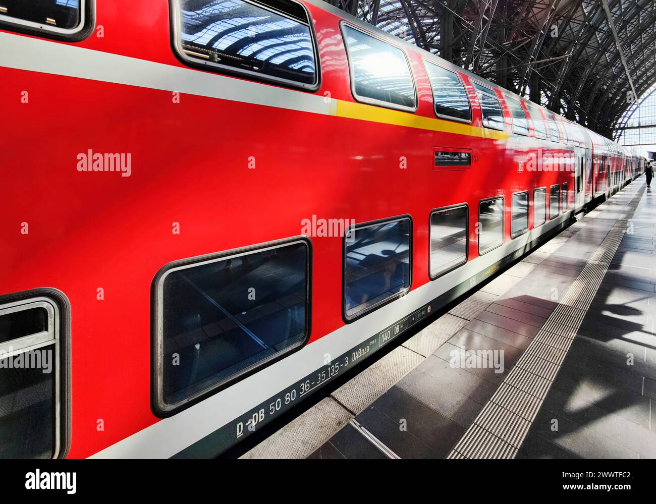 Treno locale a due piani presso la stazione centrale, Germania, Assia, Francoforte sul meno Foto Stock