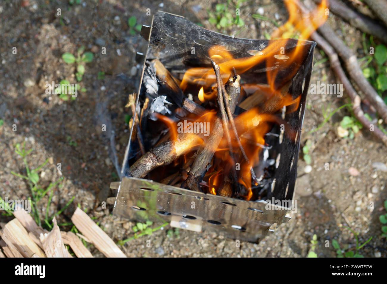 il fuoco è acceso in un fornello Foto Stock