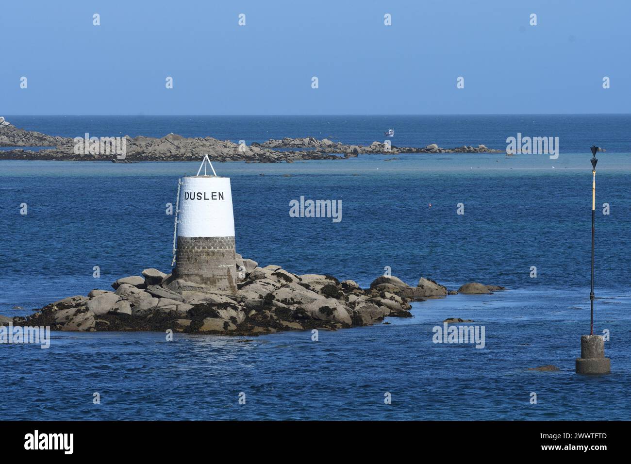 Il faro di Duslen avverte le navi di scarpate al largo del porto di Roscoff, Francia, Bretagna, Roscoff Foto Stock