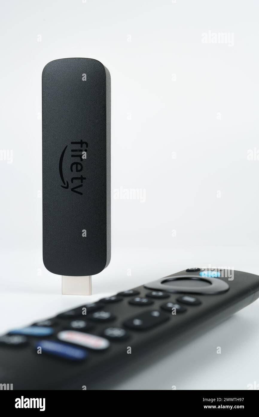 Amazon Fire TV Stick 4K MAX 2023 e telecomando. Il dispositivo di streaming più potente di Amazon. Stafford, Regno Unito. 24 marzo 2024. Foto Stock