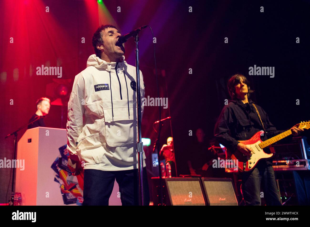 Liam Gallagher e John Squire in Concert a Londra Liam Gallagher e John Squire sul palco all'O2 Forum Kentish Town, Londra. London O2 Forum Kentish Town Regno Unito Copyright: XJohnxBarryx JB2 9214 Foto Stock