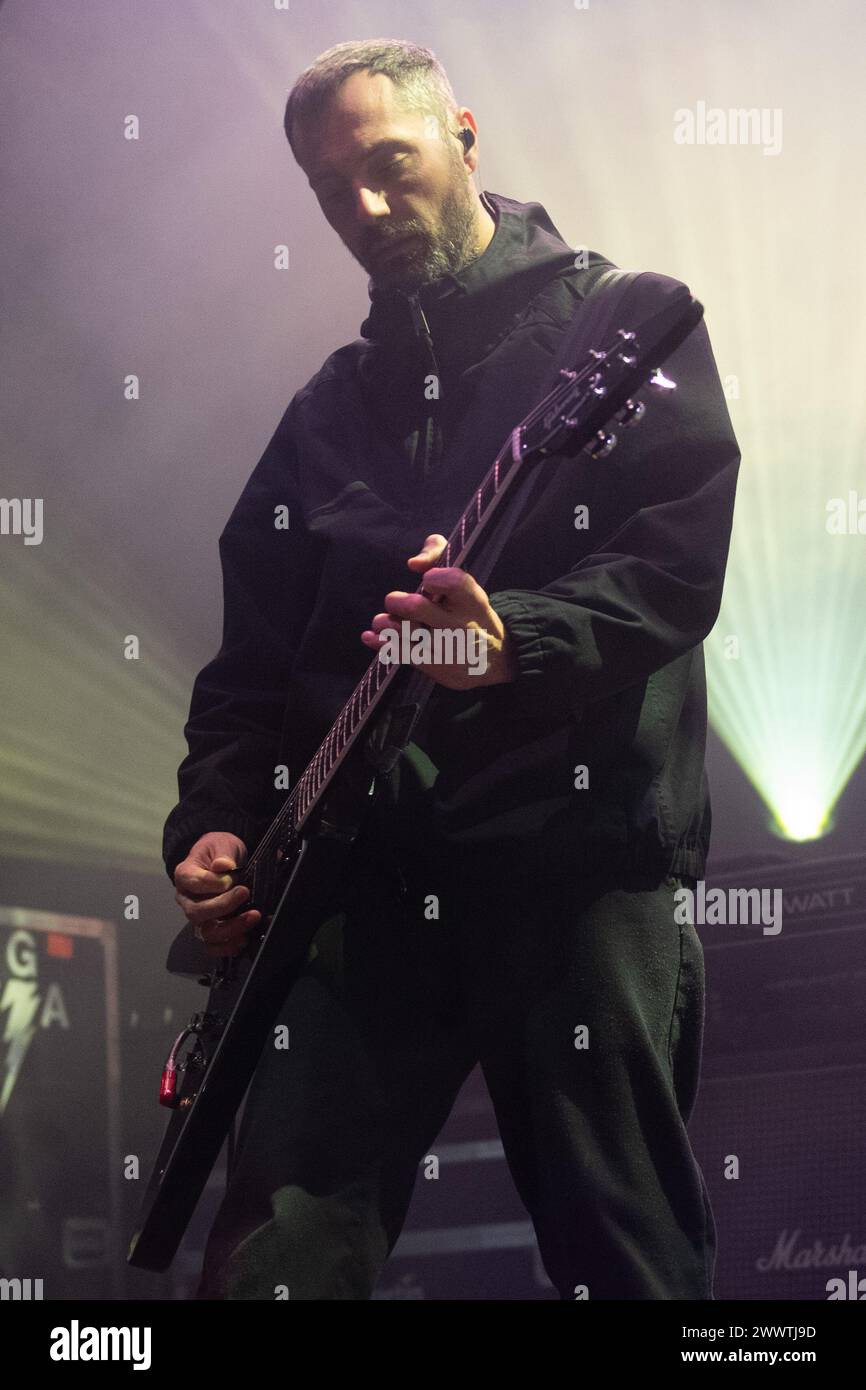 Londra, Regno Unito. 25 marzo 2024. Il chitarrista Alex Rosamilia della rock band americana The Gaslight Anthem si esibisce la prima di tre notti al Roundhouse come parte del loro "History Books" Tour. Credito: Justin ng/Alamy Live News Foto Stock